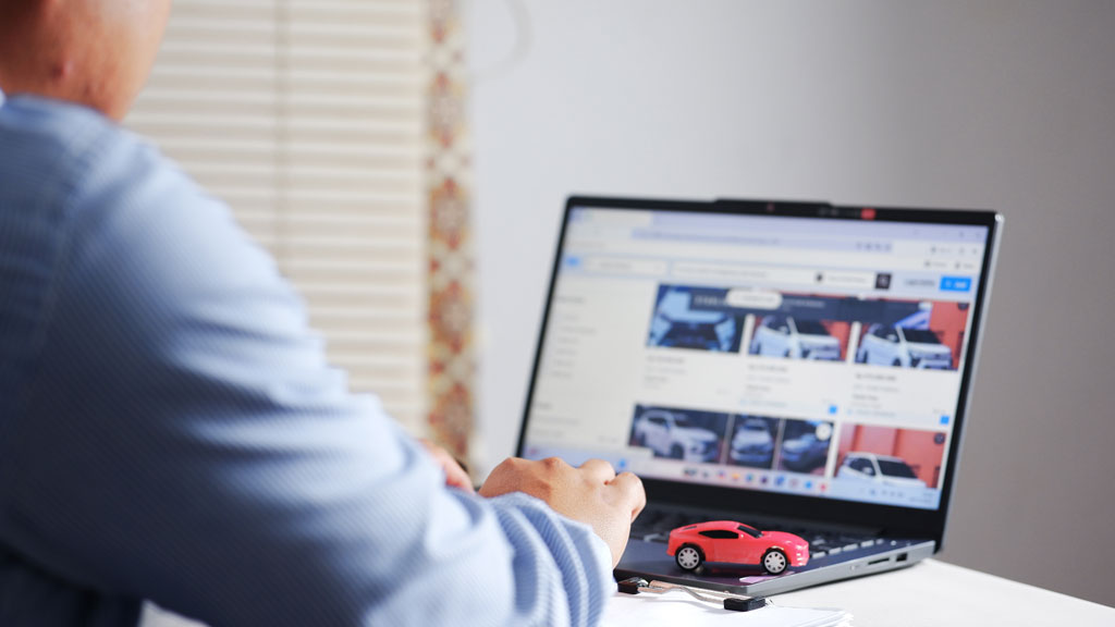 Couple français comparant les garanties d'assurance auto sur tablette